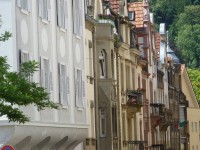  Eine typische Häuserfassade...